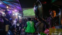 Bagi warga Pasar Gembrong, kebersamaan dalam mendukung Timnas menjadi nilai utama dari kegiatan nonton bareng ini. Rasa nasionalisme tumbuh ketika mereka bersorak serentak memberi dukungan.