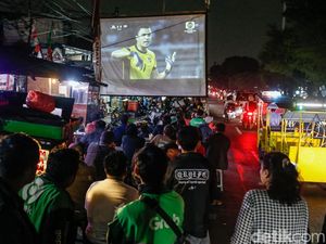 Antusias Warga Nobar Timnas vs Lebanon di Pasar Gembrong Antusias Warga Nobar Timnas vs Lebanon di Pasar Gembrong