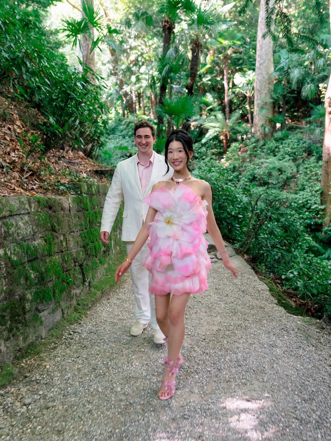 Gaun rehearsal dinner Becca Bloom. Bentuk kelopak bunga yang manis/