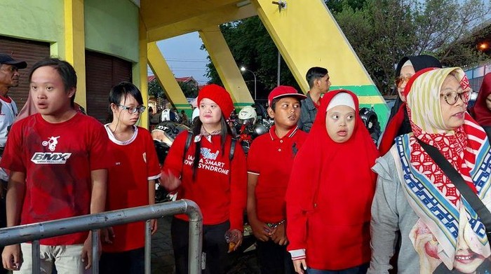 Anak berbuatbaik nonton bareng Timnas Indonesia U-23 di Sidoarjo, Sabtu (6/9/2025)