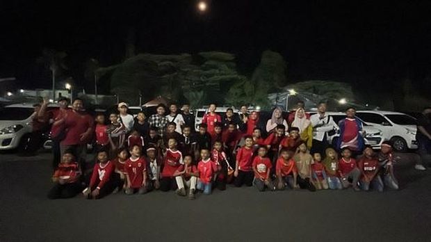 Anak berbuatbaik nonton bareng Timnas Indonesia U-23 di Sidoarjo, Sabtu (6/9/2025)