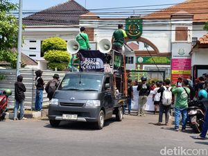 Bonek Gelar Aksi Damai Kawal 3 Rekan yang Jalani Sidang Pengeroyokan Bonek Gelar Aksi Damai Kawal 3 Rekan yang Jalani Sidang Pengeroyokan