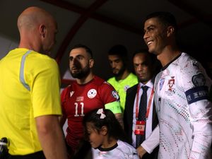 Viral Momen Haru Ronaldo dan Bocah Maskot Lapangan Viral Momen Haru Ronaldo dan Bocah Maskot Lapangan