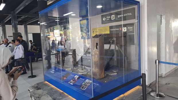 Etalase pamerkan sisa kebakaran di Halte Jaga Jakarta (Belia/detikcom)
