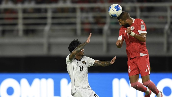 FIFA Matchday Timnas Indonesia lawan Lebanon Pesepak bola Timnas Indonesia Stefano Jante Lilipaly (kiri) berusaha menutup pergerakan dari pesepak bola Timnas Lebanon Hussein Zein (kanan) dalam FIFA Matchday di Stadion Gelora Bung Tomo, Surabaya, Jawa Timur, Senin (8/9/2025). ANTARA FOTO/Sigid Kurniawan/mrh/bar
