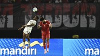 Sejak awal pertandingan, Indonesia tampil dominan dengan serangan bertubi-tubi. Namun, rapatnya pertahanan Lebanon membuat peluang Garuda kerap mentah begitu saja. ANTARA FOTO/Sigid Kurniawan