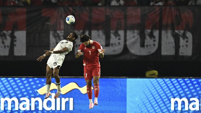 Pesepak bola Timnas Indonesia Ricky Kambuaya (kiri) berebut bola dengan pesepak bola Timnas Lebanon Karim Darwich (kanan) dalam FIFA Matchday di Stadion Gelora Bung Tomo, Surabaya, Jawa Timur, Senin (8/9/2025). ANTARA FOTO/Sigid Kurniawan/mrh/bar