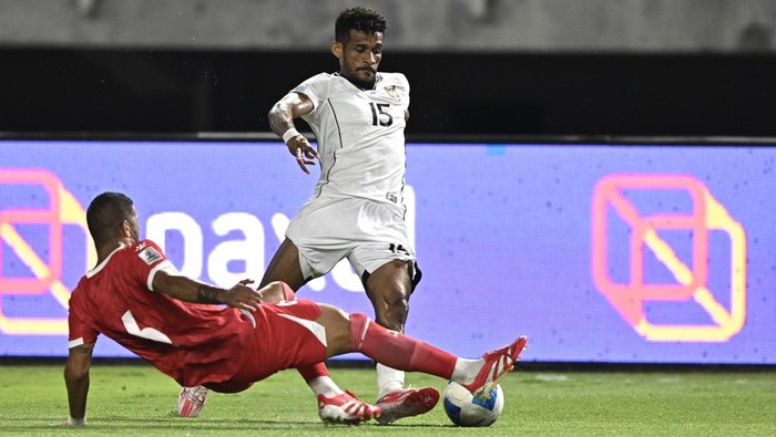 Pesepak bola Timnas Indonesia Ricky Kambuaya (kanan) berebut bola dengan pesepak bola Timnas Lebanon Hussein Zein (kiri) dalam FIFA Matchday di Stadion Gelora Bung Tomo, Surabaya, Jawa Timur, Senin (8/9/2025). ANTARA FOTO/Sigid Kurniawan/mrh/bar