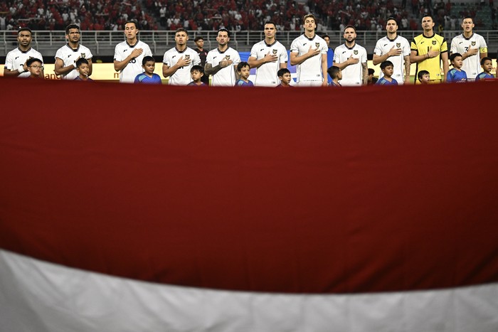 Pesepak bola Timnas Indonesia menyanyikan lagu Indonesia Raya sebelum melawan Timnas Lebanon dalam FIFA Matchday di Stadion Gelora Bung Tomo, Surabaya, Jawa Timur, Senin (8/9/2025). ANTARA FOTO/Sigid Kurniawan/bar