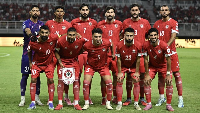 Pesepak bola Timnas Lebanon berfoto bersama sebelum melawan Timnas Indonesia dalam FIFA Matchday di Stadion Gelora Bung Tomo, Surabaya, Jawa Timur, Senin (8/9/2025). ANTARA FOTO/Sigid Kurniawan/mrh/bar