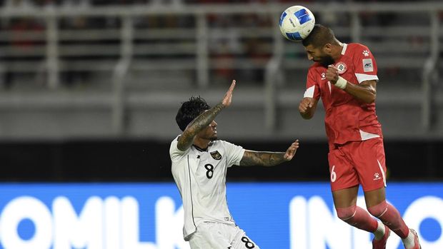 Pesepak bola Timnas Indonesia Stefano Jante Lilipaly (kiri) berusaha menutup pergerakan dari pesepak bola Timnas Lebanon Hussein Zein (kanan) dalam FIFA Matchday di Stadion Gelora Bung Tomo, Surabaya, Jawa Timur, Senin (8/9/2025). ANTARA FOTO/Sigid Kurniawan/mrh/bar