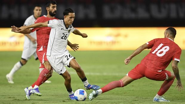 Pesepak bola Timnas Indonesia Miliano Jonathans (tengah) berusaha melewati hadangan pesepak bola Timnas Lebanon Hussein Sharafeddine (kanan) dan Mohamad Haidar (kedua kiri) dalam FIFA Matchday di Stadion Gelora Bung Tomo, Surabaya, Jawa Timur, Senin (8/9/2025). ANTARA FOTO/Sigid Kurniawan/mrh/bar