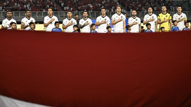 Pesepak bola Timnas Indonesia menyanyikan lagu Indonesia Raya sebelum melawan Timnas Lebanon dalam FIFA Matchday di Stadion Gelora Bung Tomo, Surabaya, Jawa Timur, Senin (8/9/2025). ANTARA FOTO/Sigid Kurniawan/bar