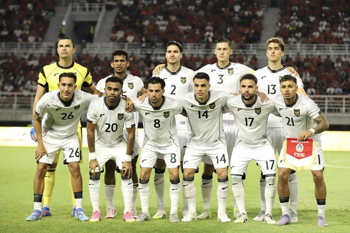 Pesepak bola Timnas Indonesia berfoto bersama sebelum melawan Timnas Lebanon dalam FIFA Matchday di Stadion Gelora Bung Tomo, Surabaya, Jawa Timur, Senin (8/9/2025). ANTARA FOTO/Rizal Hanafi/mrh/bar