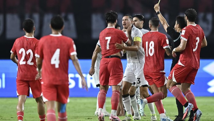 Pesepak bola Timnas Indonesia Jay Noah Idzes (keempat kiri) dicekik oleh pesepak bola Timnas Lebanon Karim Darwich (ketiga kiri) dalam FIFA Matchday di Stadion Gelora Bung Tomo, Surabaya, Jawa Timur, Senin (8/9/2025). ANTARA FOTO/Sigid Kurniawan/mrh/bar