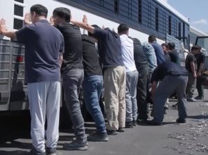 Video: Pemerintah Korsel Pasang Badan Warganya Ditangkap Imigrasi AS Video: Pemerintah Korsel Pasang Badan Warganya Ditangkap Imigrasi AS
