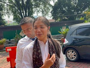 Franka Franklin Jenguk Nadiem Makarim di Rutan, Bawa Samosa-Pastel Buatan Ibu Franka Franklin Jenguk Nadiem Makarim di Rutan, Bawa Samosa-Pastel Buatan Ibu