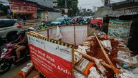 Jalan Dr Saharjo Menyempit, Proyek Galian Picu Kemacetan Panjang