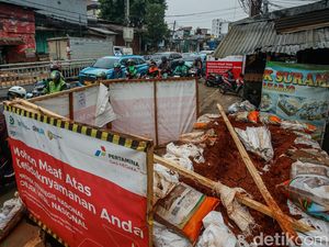 Jalan Dr Saharjo Menyempit, Proyek Galian Picu Kemacetan Panjang Jalan Dr Saharjo Menyempit, Proyek Galian Picu Kemacetan Panjang