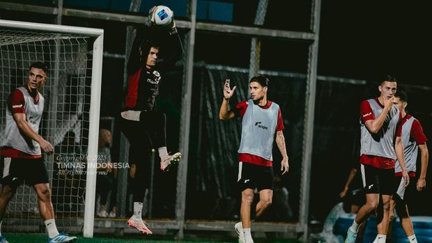 Emil Audero, Joey Pelupessy, Kevin Diks dan Jay Idzes dalam latihan terakhir Timnas Indonesia di Lapangan C Gelora Bung Tomo, Surabaya, Minggu (7/9), jelang melawan Lebanon. (PSSI)