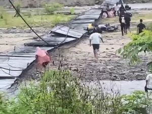Jembatan Gantung di Tolitoli Putus Dilewati Rombongan Pengantin, 4 Orang Luka Jembatan Gantung di Tolitoli Putus Dilewati Rombongan Pengantin, 4 Orang Luka