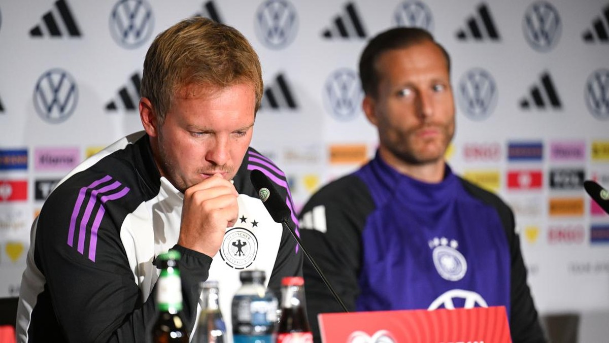Julian Nagelsmann gigit kuku jari. (Foto: Getty Images/Stuart Franklin)