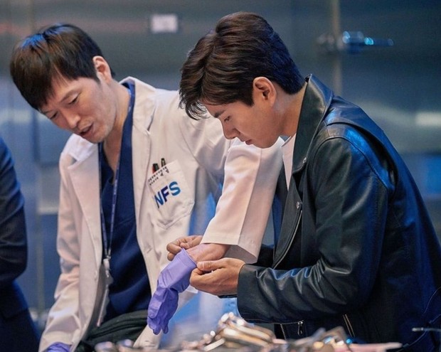 Jung Jae Young dan Lee Yi Kyung di Partners for Justice/ Foto: soompi.com Jung Jae Young dan Lee Yi Kyung reuni dalam film komedi terbaru setelah sempat adu peran di drama Korea Partners for Justice.