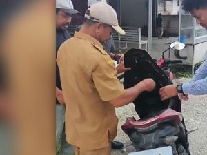 Detik-detik Kabid Kesbangpol Buteng Kena OTT Saat Bawa Uang Korupsi Rp 59 Juta Detik-detik Kabid Kesbangpol Buteng Kena OTT Saat Bawa Uang Korupsi Rp 59 Juta