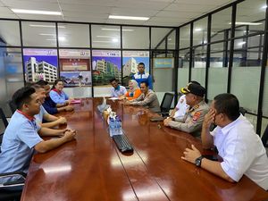 Buruh Aksi Protes Gaji Telat, Kapolres Serang Bantu Mediasi dengan Perusahaan Buruh Aksi Protes Gaji Telat, Kapolres Serang Bantu Mediasi dengan Perusahaan