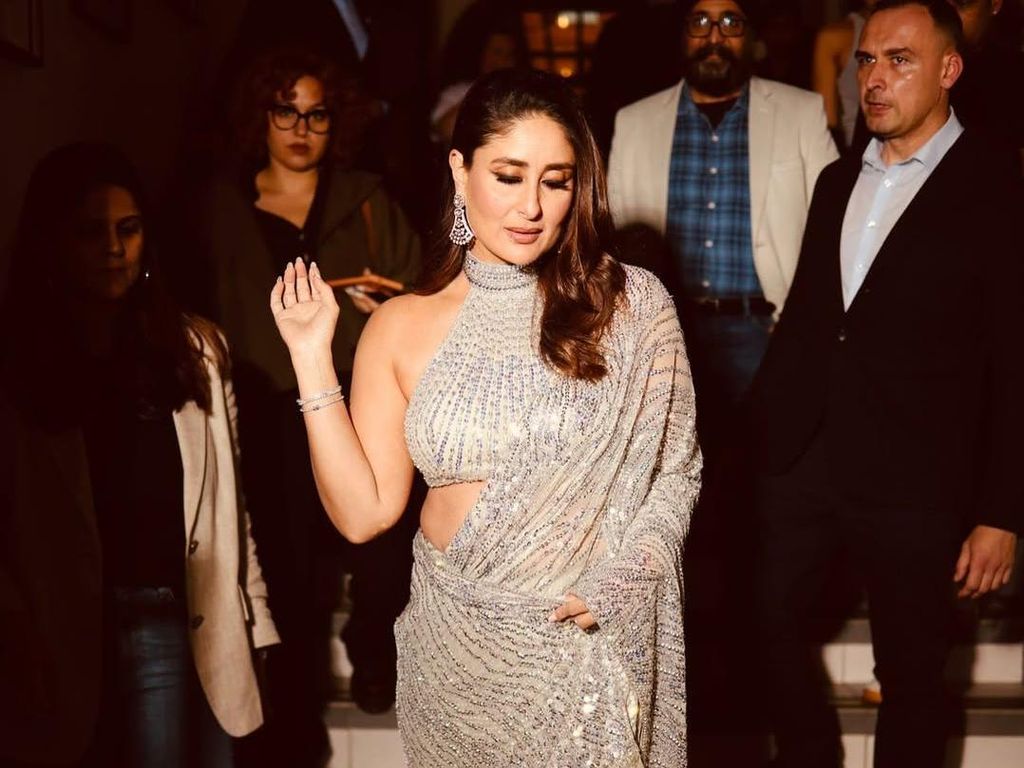 7 Gaya Kareena Kapoor Berkilau dengan Saree Berhias Ratusan Payet 7 Gaya Kareena Kapoor Berkilau dengan Saree Berhias Ratusan Payet