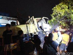 Tabrakan Karambol Libatkan Ertiga dan 2 Truk di Jogonalan Klaten Tabrakan Karambol Libatkan Ertiga dan 2 Truk di Jogonalan Klaten