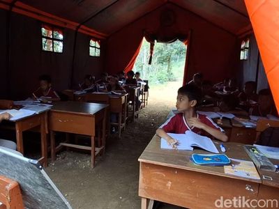 Potret Belasan Siswa SDN 2 Kradinan Belajar di Tenda Darurat