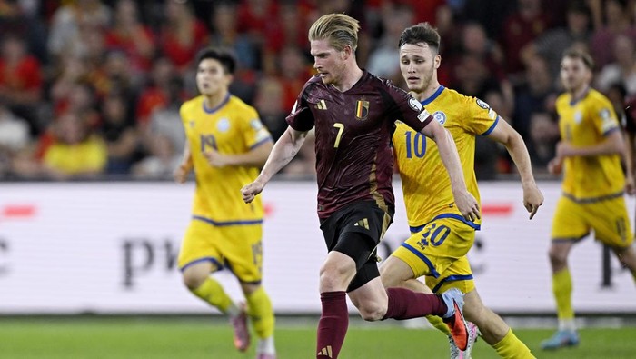 BRUSSEL, BELGIUM - SEPTEMBER 7: (L-R) Kevin de Bruyne of Belgium, Maxim Samorodov of Kazakhstan  during the  World Cup Qualifier  match between Belgium  v Kazakhstan  at the Lotto Park on September 7, 2025 in Brussel Belgium (Photo by Gerrit van Keulen/Soccrates/Getty Images)