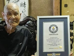 Usia 102 Tahun, Kokichi Akuzawa Jadi Pendaki Tertua Taklukkan Gunung Fuji Usia 102 Tahun, Kokichi Akuzawa Jadi Pendaki Tertua Taklukkan Gunung Fuji