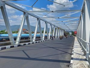 Menengok Jembatan Dayeuhkolot Bandung yang Selesai Diperbaiki Menengok Jembatan Dayeuhkolot Bandung yang Selesai Diperbaiki