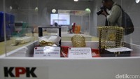 KPK Lelang Barang Koruptor, Ada Gelang Emas Naga Rp67 M