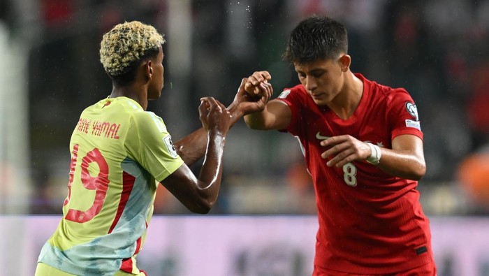 KONYA, TURKIYE - SEPTEMBER 7: Lamine Yamal (19) of Spain and Arda Guler of Turkiye gets argued during the 2026 FIFA World Cup European Qualifiers Group E second match between Turkiye and Spain at Medas Konya Buyuksehir Stadium in Konya, Turkiye, on September 7, 2025 (Photo by Mehmet Ali Ozcan/Anadolu via Getty Images)