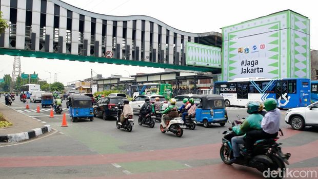 Sejumlah penumpang mengantre menaiki Transjakarta di Halte Jaga Jakarta, Pasar Senen, Jakarta Pusat, Senin (8/9/2025). Direktur Utama TransJakarta Welfizon Yuza memastikan seluruh halte yang sempat terdampak akibat demo sudah kembali beroperasi. Mulai hari ini, layanan TransJakarta sudah normal 100 persen.