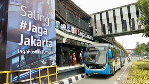 Layanan TransJakarta Kembali Normal Pascademo, Halte Senen Ramai Penumpang