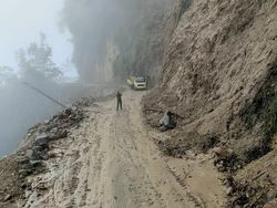 Longsor Lumpuhkan Jalan Trans Ende-Sikka NTT