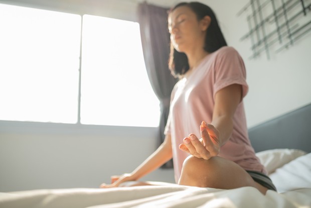 Perempuan melakukan meditasi begitu bangun di pagi hari untuk membantu tubuh berelaksasi dan mempersiapkan diri menyambut aktivitas di hari baru.