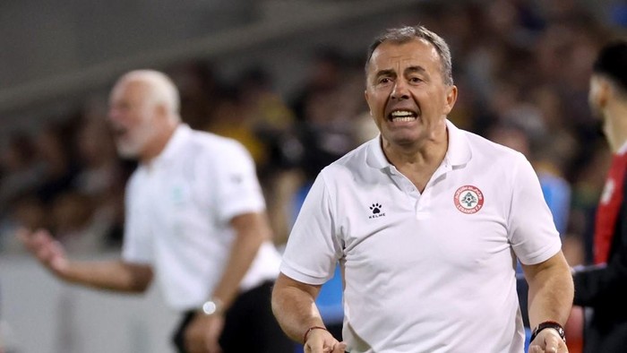 Lebanons head coach Miodrag Radulovic (R) reacts in front of Australias head coach Graham Arnold during the FIFA World Cup 2026 qualifier football match between Australia and Lebanon at Bruce Stadium in Canberra on March 26, 2024. (Photo by DAVID GRAY / AFP) / -- IMAGE RESTRICTED TO EDITORIAL USE - STRICTLY NO COMMERCIAL USE --