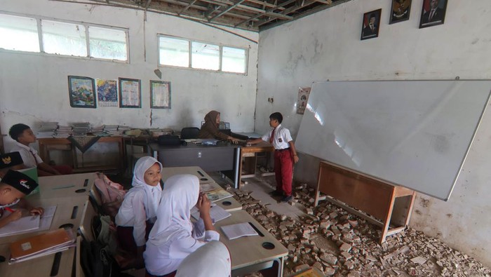 Sekolah Rusak, Bocah-Bocah SD di Bogor Terpaksa Numpang Belajar di Rumah Warga