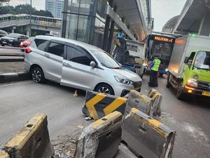 Peringatan buat Pengendara! Awas Pembatas Busway Sering Makan Korban Peringatan buat Pengendara! Awas Pembatas Busway Sering Makan Korban