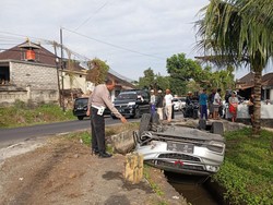 Sopir Mengantuk, Mobil Keluar Jalur dan Terbalik di Jalan Denpasar-Gilimanuk