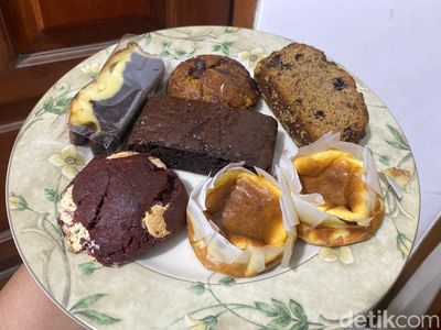 Ada Brownies dan Cheesecake Rp 10 Ribuan di Pinggir Rel Kereta Bintaro Ada Brownies dan Cheesecake Rp 10 Ribuan di Pinggir Rel Kereta Bintaro