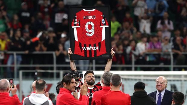 MILAN, ITALY - MAY 25: Olivier Giroud of AC Milan lifts up a framed signed shirt after the Serie A TIM match between AC Milan and US Salernitana at Stadio Giuseppe Meazza on May 25, 2024 in Milan, Italy. (Photo by Marco Luzzani/Getty Images)