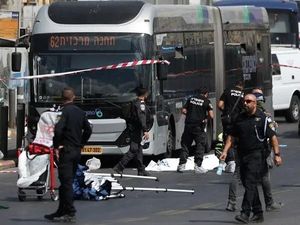 Video Penembakan di Halte Bus Yerusalem: 5 Tewas, 11 Luka-Luka Video Penembakan di Halte Bus Yerusalem: 5 Tewas, 11 Luka-Luka