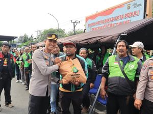 Perkuat Silaturahmi dengan Ojol, Polres Bekasi Kota Bagikan 150 Paket Sembako Perkuat Silaturahmi dengan Ojol, Polres Bekasi Kota Bagikan 150 Paket Sembako