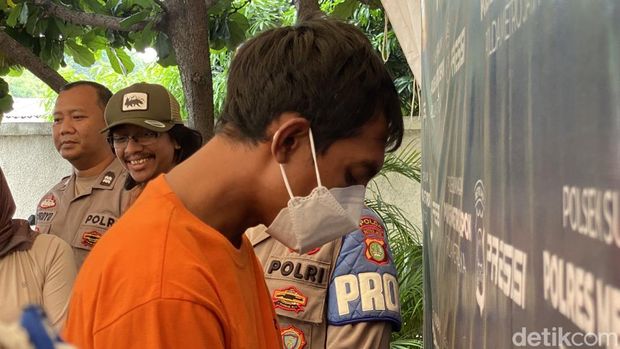 Polsek Sukmajaya menetapkan Clevi Patrik Rutman sebagai tersangka kasus penganiayaan satpam lansia, Senin (8/9/2025).